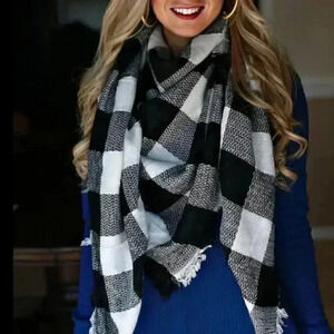 Checker White / Black Blanket Scarf